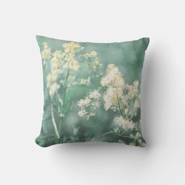 Almofada Prados de Flores Selvagens Verde de Pastel Pálidas (Frente)
