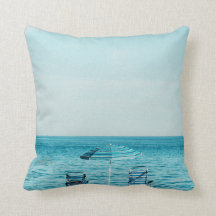 Praia com parasol e horizonte bonito -