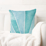 Almofada Praia Tropical Costeira de Shell do Mar de abstrat<br><div class="desc">Na moda,  travesseiro decorativo de algodão costeiro apresenta um design de casca de aquarela abstrato em azul-oceano e turquesa tropical. Perfeito para uma casa de praia,  aluguel de férias e decoração náutica.</div>