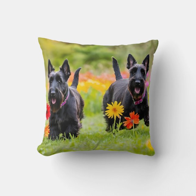 Almofada Prances Scottish Terriers em erva e flores (Frente)