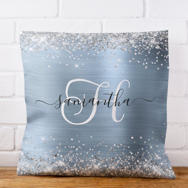 Almofada Prata da Loteria e Monograma Azul Claro (Glittery Silver and Light Blue Monogrammed Throw Pillow)