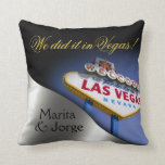 Almofada Prata do Sr. & da Sra. Newlyweds | do sinal de Las<br><div class="desc">O na moda, travesseiro decorativo glam da lembrança caracteriza o sinal de boas-vindas icónico de Las Vegas nos dados dianteiros & dourados do rolamento com um entalhe do coração para introduzir sua foto na parte traseira - presente perfeito do fave da lembrança para o Sr. & a Sra. novos! Use...</div>