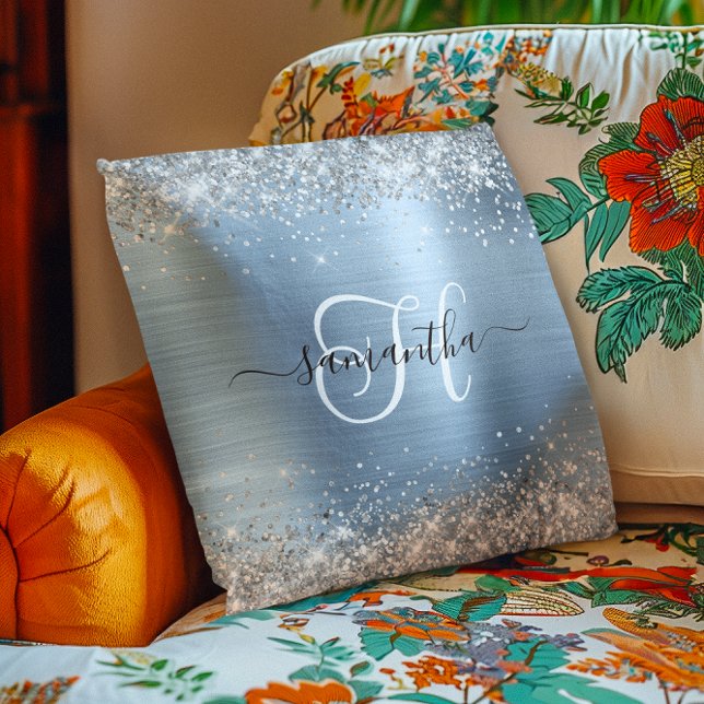 Almofada Prateado Gliter e Monograma Azul Claro (Glittery Silver and Light Blue Monogrammed Throw Pillow)