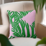 Almofada Preppy Pink E Green Palm Saem Da Casa Da Praia<br><div class="desc">Padrão simples,  rosa e verde,  com folhas verdes de palma sobre fundo rosa.</div>