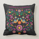 Almofada Presente de casamento mexicano do teste padrão de<br><div class="desc">Este coxim bonito caracteriza o teste padrão floral mexicano lunático & intrincado no rosa quente, no roxo, na laranja, no verde, no amarelo e na turquesa. Personalize o coxim com os nomes dos noivos e igualmente da data do casamento. A cor do fundo do coxim é ajustada ao carvão vegetal...</div>