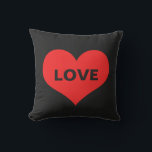 Almofada Presente de decoração do Dia dos Namorados Coração<br><div class="desc">Impresso com um grande padrão de coração vermelho em fundo preto sólido com o texto "AMOR" que você pode personalizar!</div>