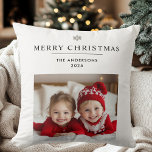 Almofada "Presente de Feliz Natal Personalizado com Foto<br><div class="desc">"Comemore a época de festas com este Travesseiro de Feliz Natal Personalizado, completo com espaço para uma foto e um nome personalizados. Perfeito como um presente único e atencioso, este travesseiro aconchegante traz um toque pessoal ao decoro de férias. A design festiva apresenta uma saudação alegre de "Feliz Natal", fazer...</div>