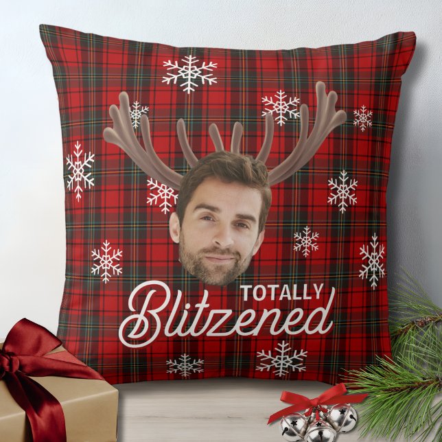 Almofada Presente de Natal Personalizado com Foto Divertida (funny face totally blitzened christmas pillow with red plaid, snowflakes for white elephant gifts)