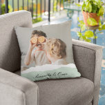 Almofada Presente de vírgula de Foto e Nome Personalizado d<br><div class="desc">Apresentando a família moderna Foto e nome personalizado Mint Gift! Este presente exclusivo e ponderado foi concebido para celebrar e valorizar os momentos especiais da sua família.Dê o dom das memórias prezadas e da doçura personalizada com a Foto da Família Moderna e o Nome Personalizado Mint Gift. É uma maneira...</div>
