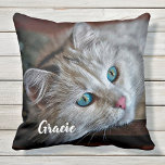 Almofada Presente do Cat Lover - Gato Personalizado de Manu<br><div class="desc">Celebre seu melhor amigo com um travesseiro personalizado de manutenção de fotos de animais de estimação. Cada gato merece seu próprio travesseiro de fotos personalizado. Um maravilhoso presente para mães de gatos, pais de gatos e amantes de gatos! O travesseiro tem dois lados para que você possa fazer fotos diferentes...</div>