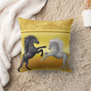 Almofada Preto e branco Cavalo que luta contra o ouro