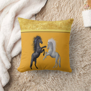 Almofada Preto e um Cavalo branco lutando laranja