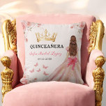 Almofada Princesa Rosa Rosa Cinceanera<br><div class="desc">Adicione um toque de elegância à sua celebração com o Travesseiro decorativo da Princesa Cinza Rosa Floral Quinceañera. Este travesseiro encantador apresenta um fundo cor-de-rosa pincelado e macio adornado com delicados designs florais, complementando perfeitamente uma quinceañera com o tema da princesa. Ideal como decoração de eventos ou manutenção, este travesseiro...</div>