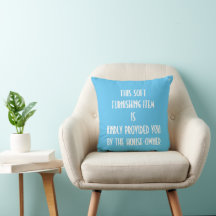 Proprietários de casas brincam humor em casa
