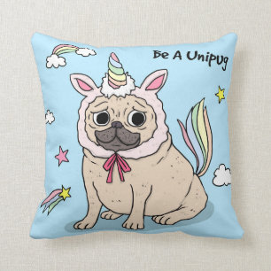 Almofada Pug embaraçado com chapéu do unicórnio sobre