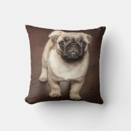 Almofada Pug Puppy no chão de madeira polida