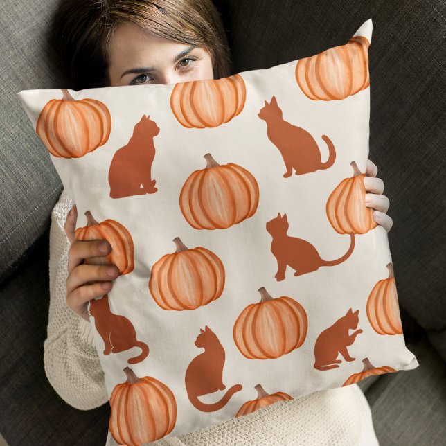 Almofada Pumpkin Purs (Add a touch of Halloween spirit with hand-sketched pumpkins and playful cat silhouettes.)