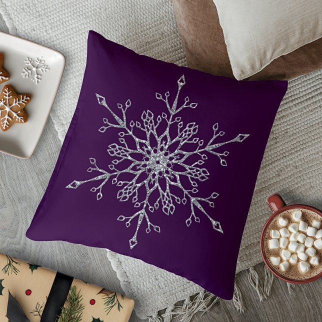 Almofada Púrpura de Floco de Neve Fresado de Silver Elegant (Elegant Silver Glitter Holiday Snowflake Purple Throw Pillow)