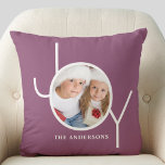 Almofada Púrpura de Natal de Férias Personalizadas<br><div class="desc">Este Travesseiro de Foto Feriado de Natal é decorado com a palavra JOY em branco sobre um fundo de plumb roxo. Facilmente personalizável com sua foto e seu nome.</div>