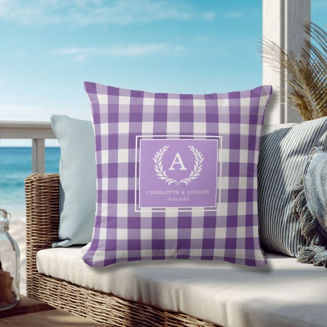 Almofada Púrpura Gingham Monograma Crest (Purple Gingham Monogram Crest Throw Pillow)