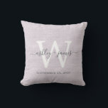Almofada Púrpura Linen White Monograma Keepsael<br><div class="desc">Elegante travesseiro de efeito de linhagem roxa de ninhação de casamento com o seu texto na caligrafia manuscrita de cinza escura. Basta adicionar seus nomes, monograma e data de casamento. presente de excelente para um casal recém-casado. Desenvolvido exclusivamente para você pelo Happy Dolphin Studio. Se precisar de ajuda ou produtos...</div>