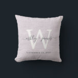 Almofada Púrpura Linen White Monograma Keepsael<br><div class="desc">Elegante travesseiro de efeito de linhagem roxa de ninhação de casamento com o seu texto na caligrafia manuscrita de cinza escura. Basta adicionar seus nomes, monograma e data de casamento. presente de excelente para um casal recém-casado. Desenvolvido exclusivamente para você pelo Happy Dolphin Studio. Se precisar de ajuda ou produtos...</div>