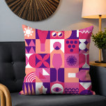 Almofada Púrpura Retrorna Padrão Bauhaus<br><div class="desc">Travesseiros decorativos de padrão de vinho roxo cor-de-rosa retro Bauhaus apresenta um padrão de vinho vintage em rosa, roxo e branco. Presentes perfeitos para amantes de vinho para aniversários, comemorações, obrigado de presentes, Dia de as mães, Natal e embrulho de presentes de Natal. Criado por feriados Evco www.zazzle.com/store/evcoholidays</div>