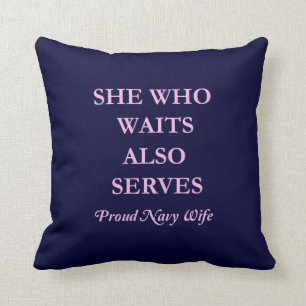Almofada Que espera igualmente serve a esposa orgulhosa do