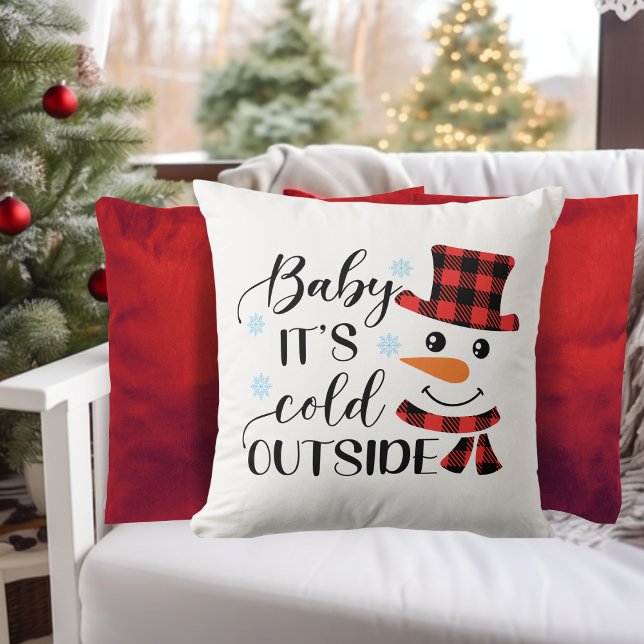 Almofada Querida, está frio fora do feriado (Baby It's Cold Outside Holiday Throw Pillow with cute snowman in red and black buffalo plaid hat)