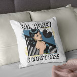 Almofada Querida, não me importo com a Pop Art Vintage<br><div class="desc">Este design do estilo pop art apresenta uma mulher glamourosa que está muito ocupada com sua própria vida empolgante para se importar com o que qualquer outro está fazendo. Não a odeie por ser fabulosa.</div>