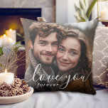 Almofada Querida Te Ama Foto De Casal Para Sempre<br><div class="desc">Uma bela maneira de mostrar seu amor um pelo outro em um travesseiro personalizado com o texto "ama você para sempre" escrito em uma fonte moderna manuscrita. A parte traseira do travesseiro é neutra que/bege e pode ser alterada para a cor de sua escolha selecionando "editar usando a ferramenta design"...</div>