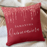 Almofada Quinceanera red glitter nome<br><div class="desc">Um travesseiro para uma sala de Quinceañera, com 15 anos de idade. Um fundo vermelho com brilho vermelho, pingos, pintura pingando. O texto: Quinceañera é escrito em branco com um grande estilo escrito manualmente. Personalize e adicione um nome.</div>