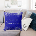 Almofada Quinceanera royal blue gliter nome do pó<br><div class="desc">Um travesseiro para uma sala de Quinceañera,  com 15 anos de idade. Um fundo azul real com pó falso prateado. O texto: Quinceañera é escrito em branco com um grande estilo escrito à mão moderno. Personalize e adicione um nome.</div>