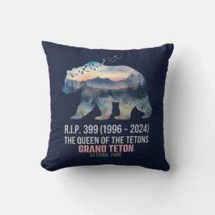 Almofada R.I.P. 399 (1996-2024) Rainha do Urso dos Tetos