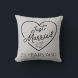 Almofada Recem casados 25 Anos Atrás III<br><div class="desc">Design bonito, perfeito para qualquer um que está casado há 25 anos e para uma cerimônia de renovação do voto de casamento. Ele faz um excelente combinando roupa para casais! recem casados 25 Anos Atrás, citação de um casal que se casou há 25 anos ou casal renovando votos de casamento...</div>