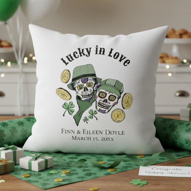 Almofada Recém-Casados Irlandeses Sortudos em Amor Caveiras (Lucky in Love Irish Couples Shower White Pillows. Irish Sugar Skulls, Green Shamrocks, Gold Coins)