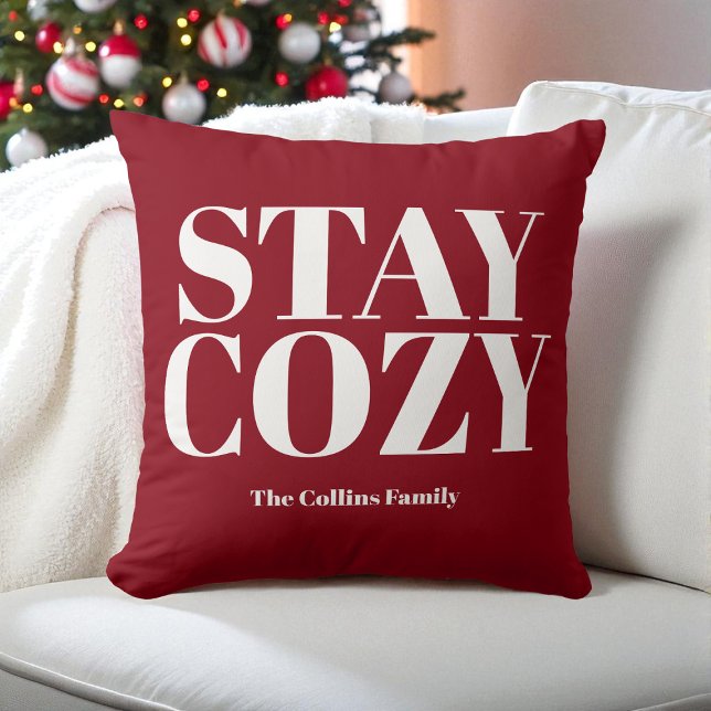 Almofada Red Keep Cozy Tipografia Festiva White Family (Red Stay Cozy Festive Typography White Family Name Throw Pillow)