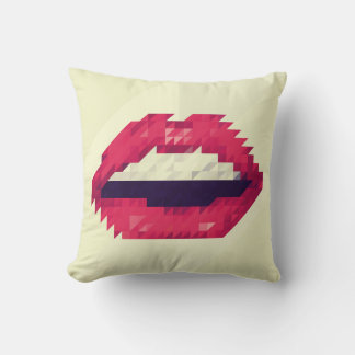 Almofada Red lips made of small triangles, pixelshipster,pi