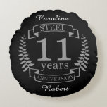 Almofada Redonda 11 anos de casamento<br><div class="desc">Uma design para celebrar 11 anos de casamento. Este design tem um design de louros de cinza (aço) em um fundo preto. O aço é o presente tradicional para esta ocasião. O texto diz: 11 anos de aniversário de aço. Uma design romântica para celebrar seu 11 ano de casamento. Se...</div>