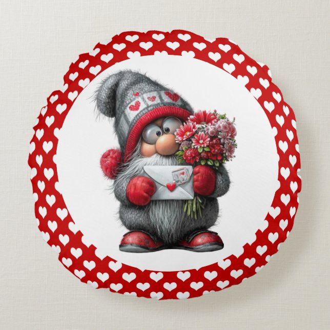 Almofada Redonda "A Love Note for You" Valentine Gnome (Frente)