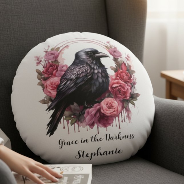 Almofada Redonda Academia Gótica Floral Sombria (round pillow with pink roses and raven)