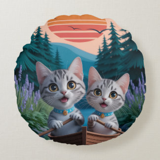 Almofada Redonda “Adventurous Kittens at Sunset – Cute Cat
