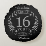 Almofada Redonda Aniversário de casamento tradicional de prata 16 a<br><div class="desc">Uma design para celebrar 16 anos de casamento. Este design tem uma cinza / prata (a cor tradicional), design de louros colorida sobre um fundo preto. Silverware é o presente tradicional para esta ocasião. O texto diz Silver 16 anos de aniversário. Uma design romântica para celebrar o seu 16.º ano...</div>