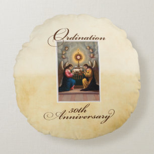 Almofada Redonda Anjos no Altar no 50º Aniversário de Ordenação