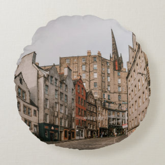 ALMOFADA REDONDA AUTOMÓVEIS ESTACIONADOS AO LADO DA CONSTRUÇÃO CONC