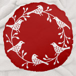 Almofada Redonda Aves escandinavas com coroa<br><div class="desc">Uma bonito coroa de pássaros e rosas por um pouco do estilo Scandi. Design branco sobre fundo vermelho festivo.</div>
