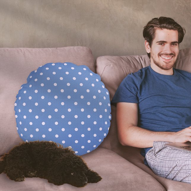 Almofada Redonda Azul Dotty Delight (A Dotty Delight Blue Round Pillow on the sofa.)