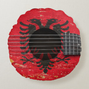 Almofada Redonda Bandeira albanesa na guitarra acústica velha