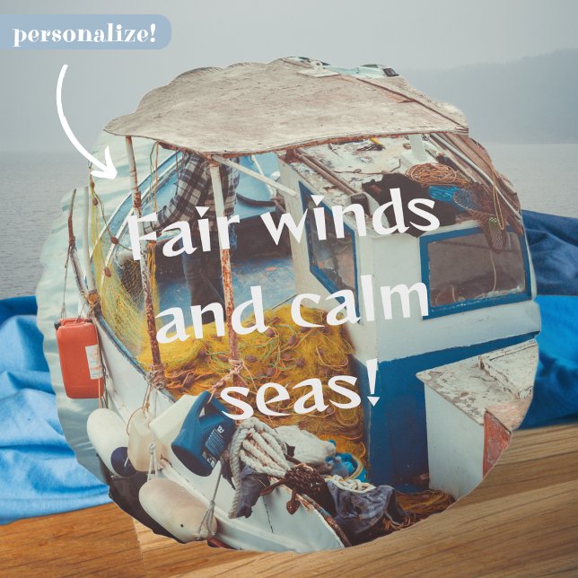 Almofada Redonda Barco de Pesca na margem do Mediterrâneo (Criador carregado)