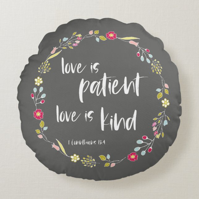 Almofada Redonda Bíblia Verso: O amor é paciente, o amor é gentil (Frente)